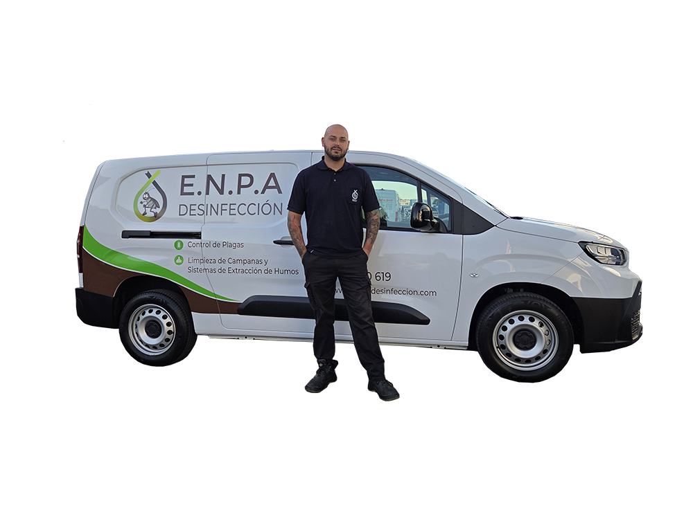 Técnico de ENPA Desinfección junto a la furgoneta de la empresa para el servicio de control de plagas de emergencia.